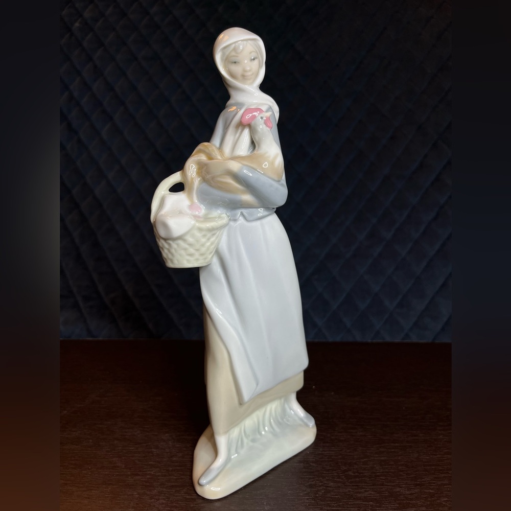 Lladro Girl with Cockerel rooster basket of eggs Glazed Mint vintage